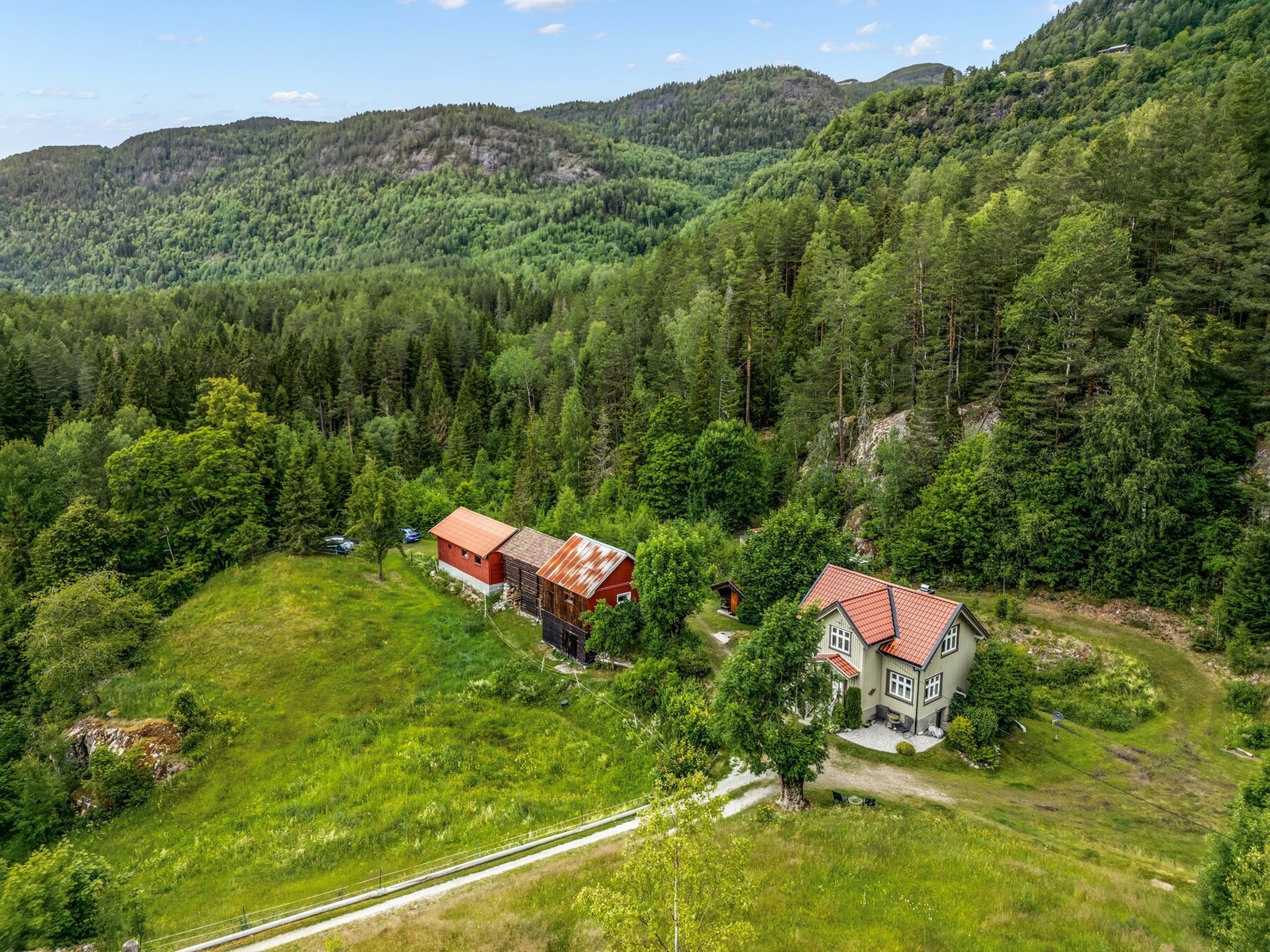 Eiendommen består av flere spennende hus spredt rundt på eiendommen! Galleribilde