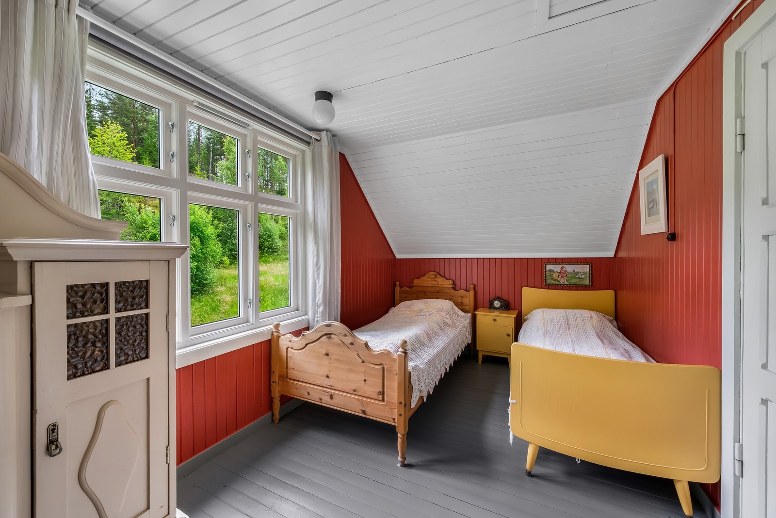 Soverom 2. De fleste rom i våningshuset har blitt oppgradert med maling. Dette skaper ett sommerlig og innbydende uttrykk! Galleribilde