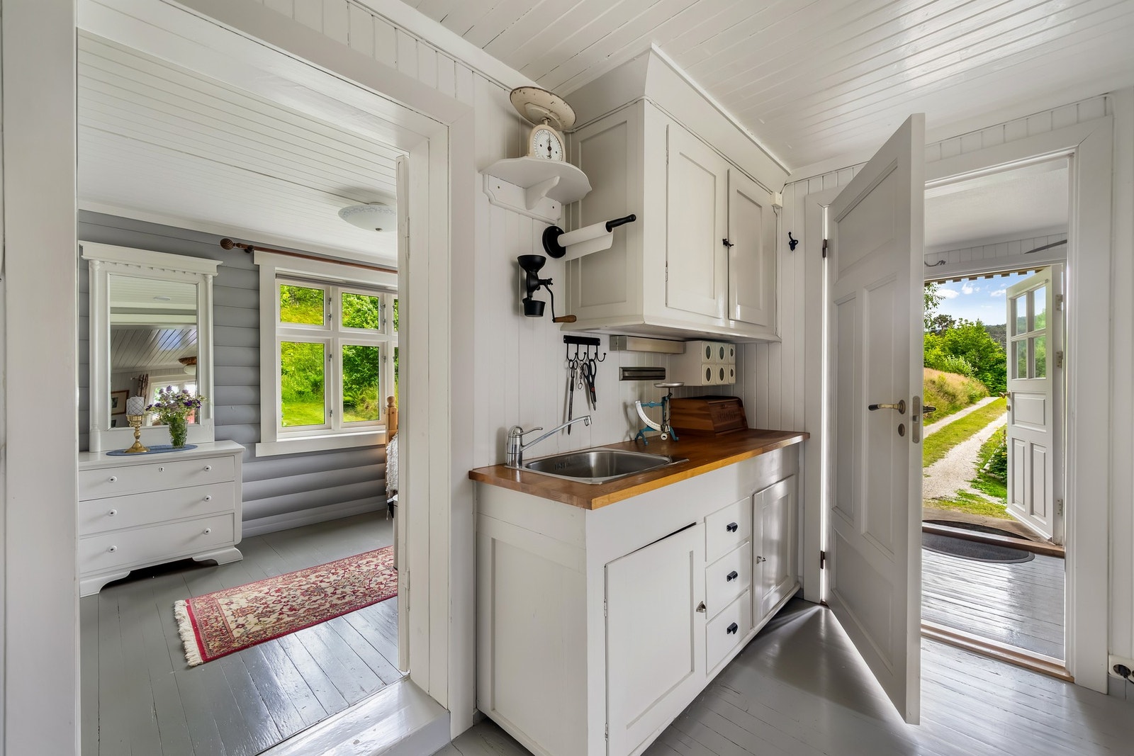 Kjøkkenbenk med benkeplate i heltre og nedfelt oppvaskkum. Galleribilde