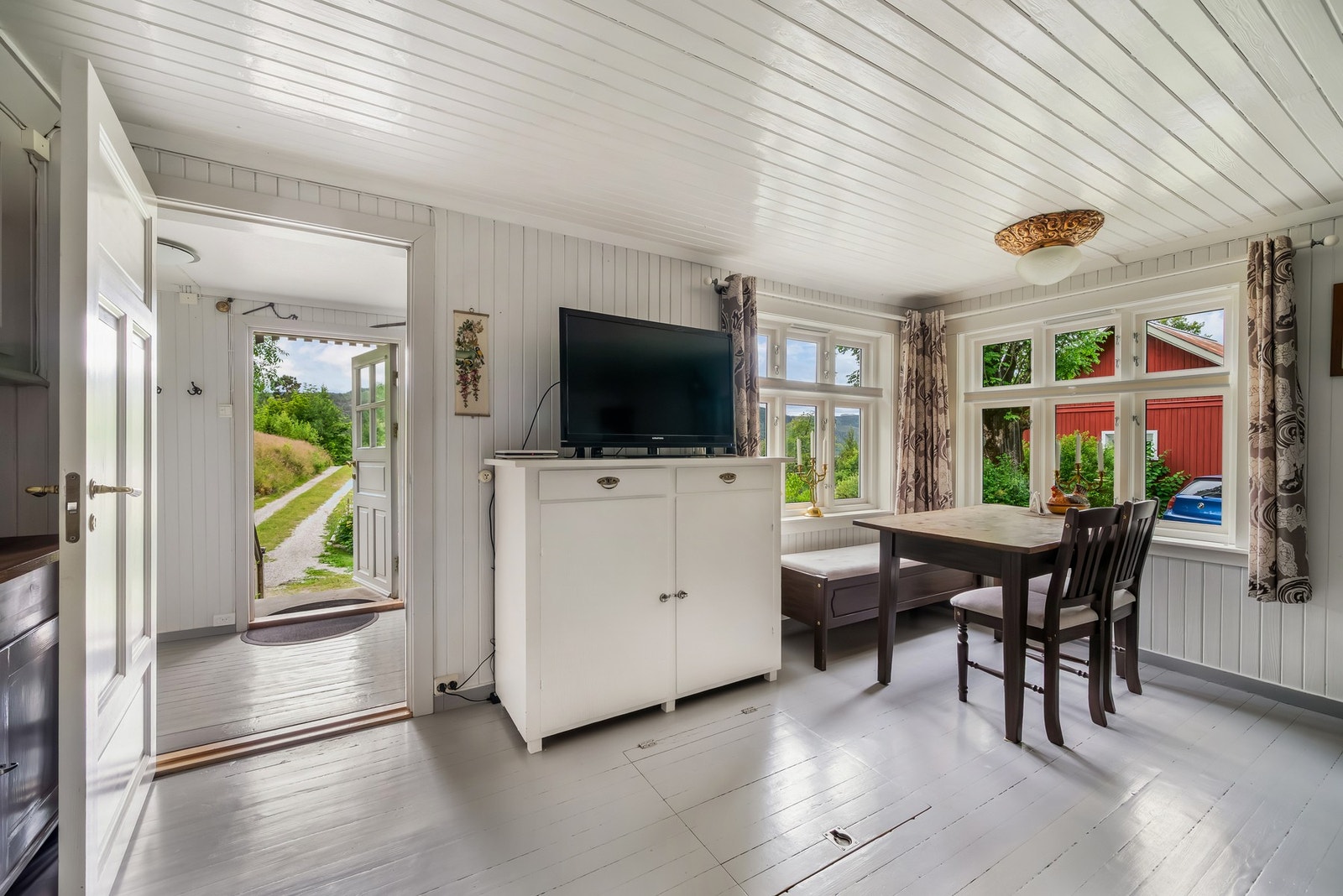 Fra entréen kommer man inn i åpen stue og kjøkken. Galleribilde