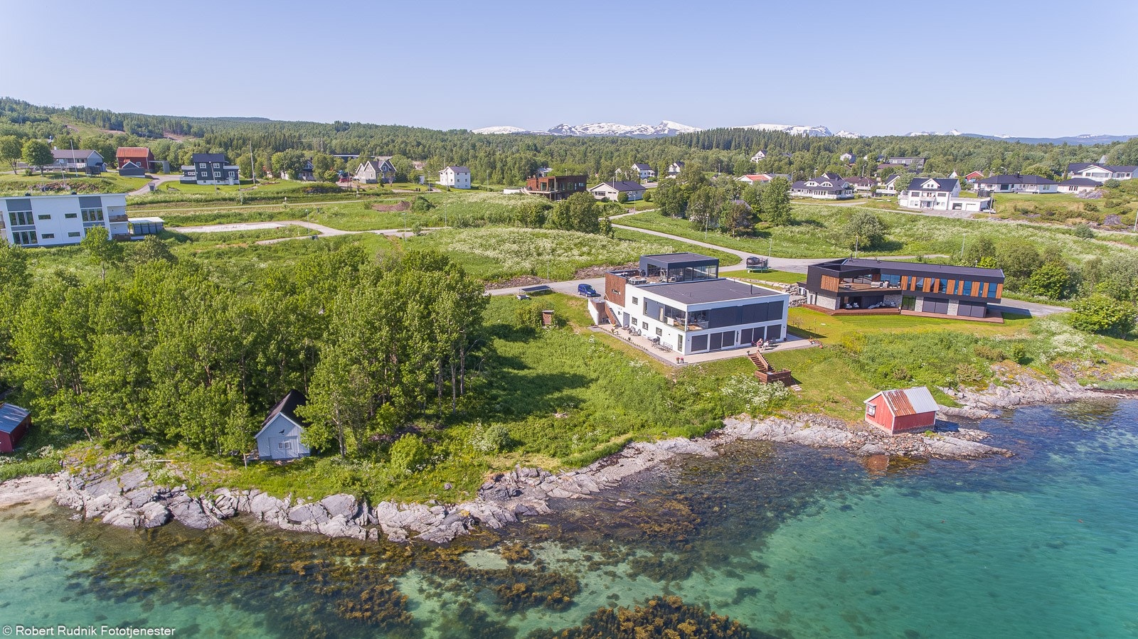 Velkommen til Sarabakken 24! Tomt på Silsand med meget fin beliggenhet like ved sjøen. Galleribilde