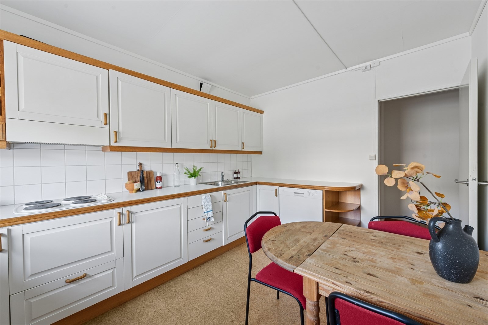 Nytt blandebatteri ble montert i 2022. To nye kurser til henholdsvis varmtvannsbereder og vaskemaskin, er montert av autorisert elektriker i 2025. Galleribilde