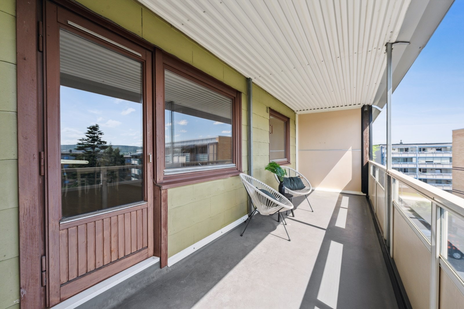 Balkongen måler 12 kvm med plass til koselig utemøblement. Galleribilde