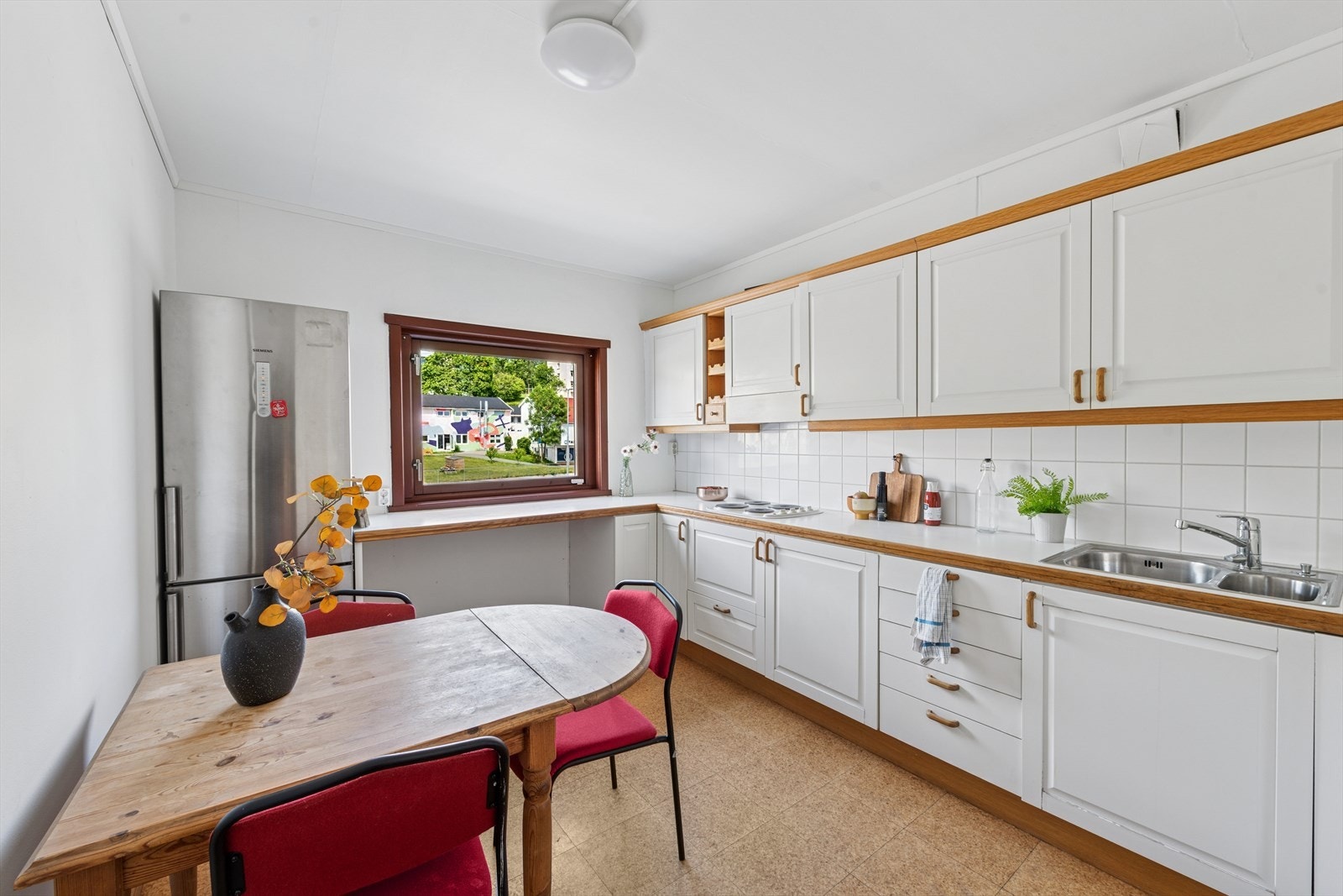 Marbodal kjøkkeninnredning ligger i eget rom med mye skap-og benkeplass med utstyrt med platetopp, samt tilrettelagt for oppvaskmaskin. Galleribilde