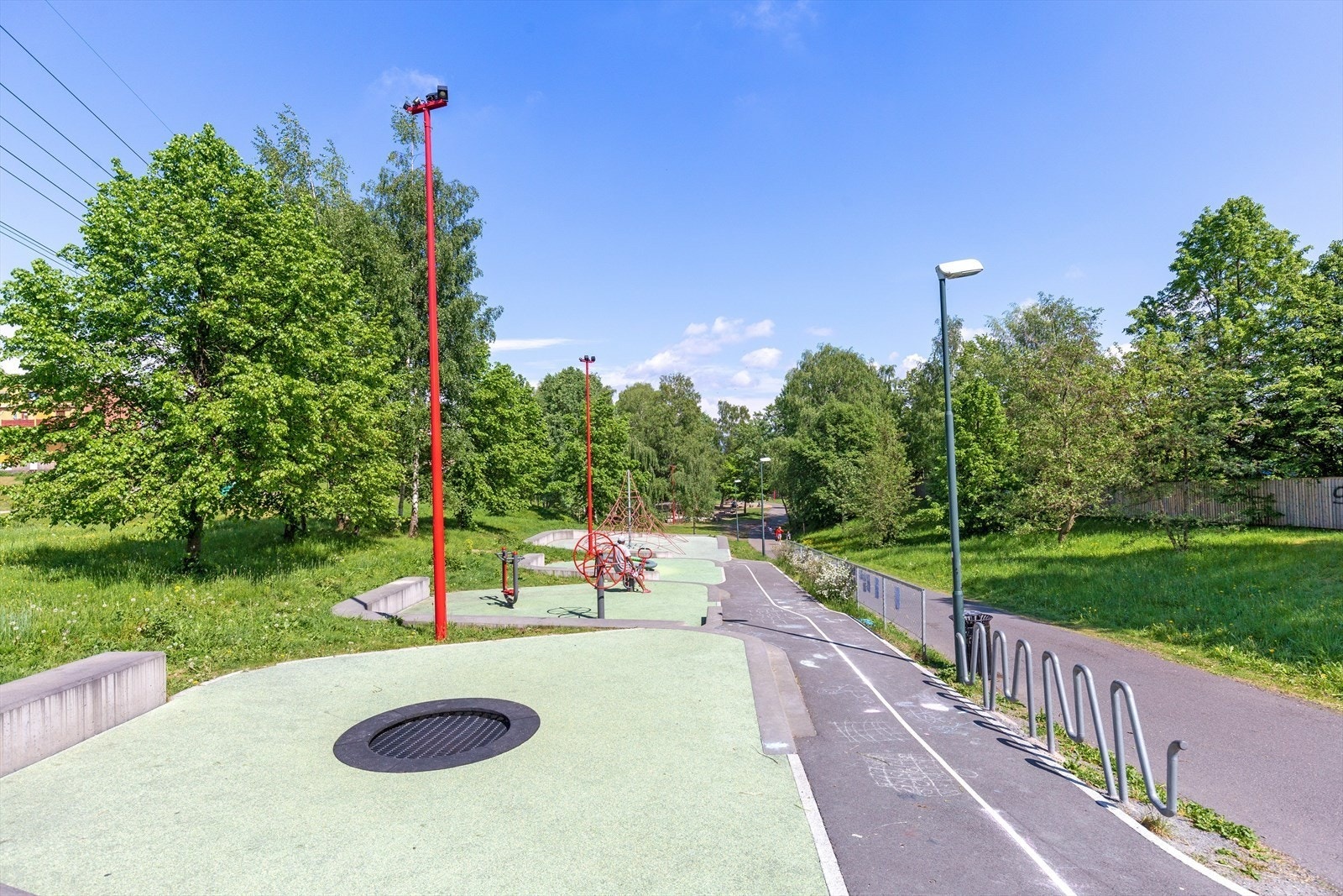 Veitvetparken ved Veitvet skole er en grønn oase og en perfekt møteplass for sammenkomst, lek og spill. Galleribilde