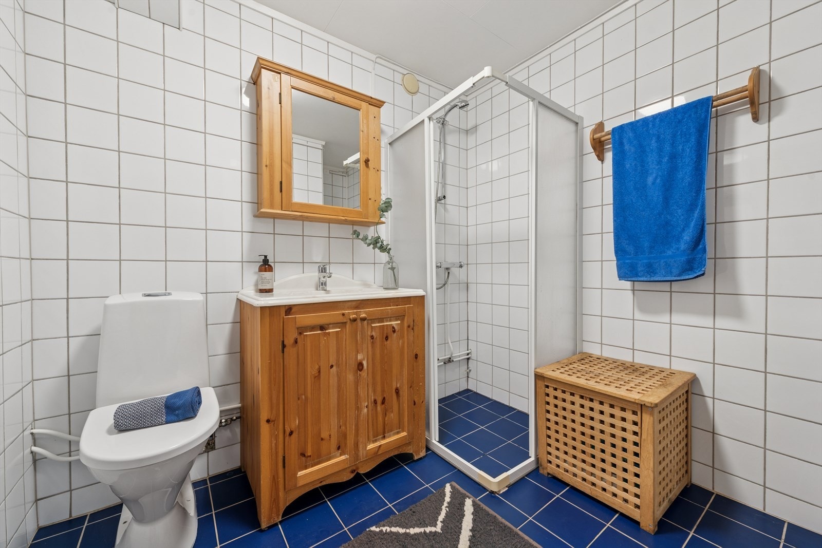 Blandebatteri og toalett ble skiftet i 2022, og stengeventiler til både toalett og vaskemaskin ble skiftet i 2000. Galleribilde