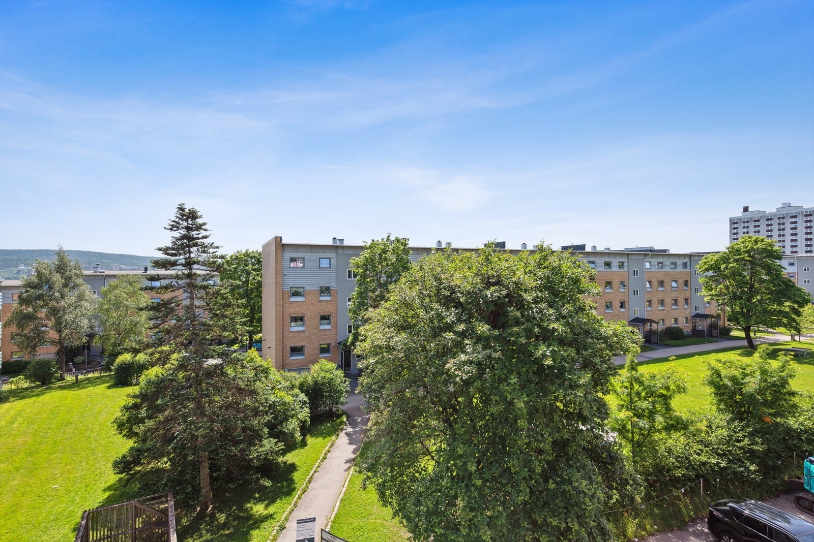 Leiligheten ligger i et etablert og attraktivt boligområde på Veitvet i Oslo kommune, med nærhet til skoler, barnehager, offentlig kommunikasjon og flotte rekreasjonsområder. Galleribilde