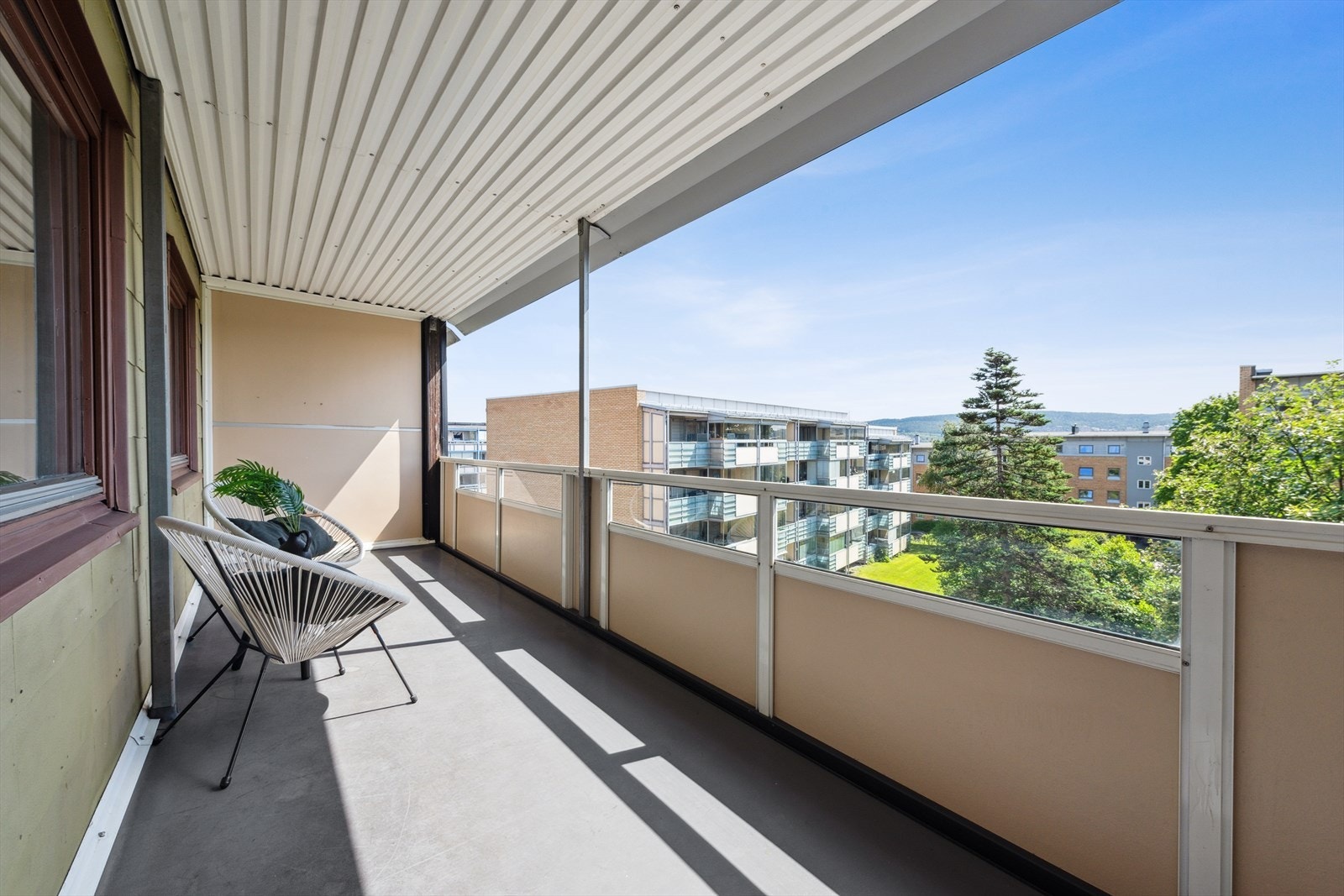 Den romslige balkongen vender gir fri utsikt over Groruddalen - helt til Lutvann. Galleribilde