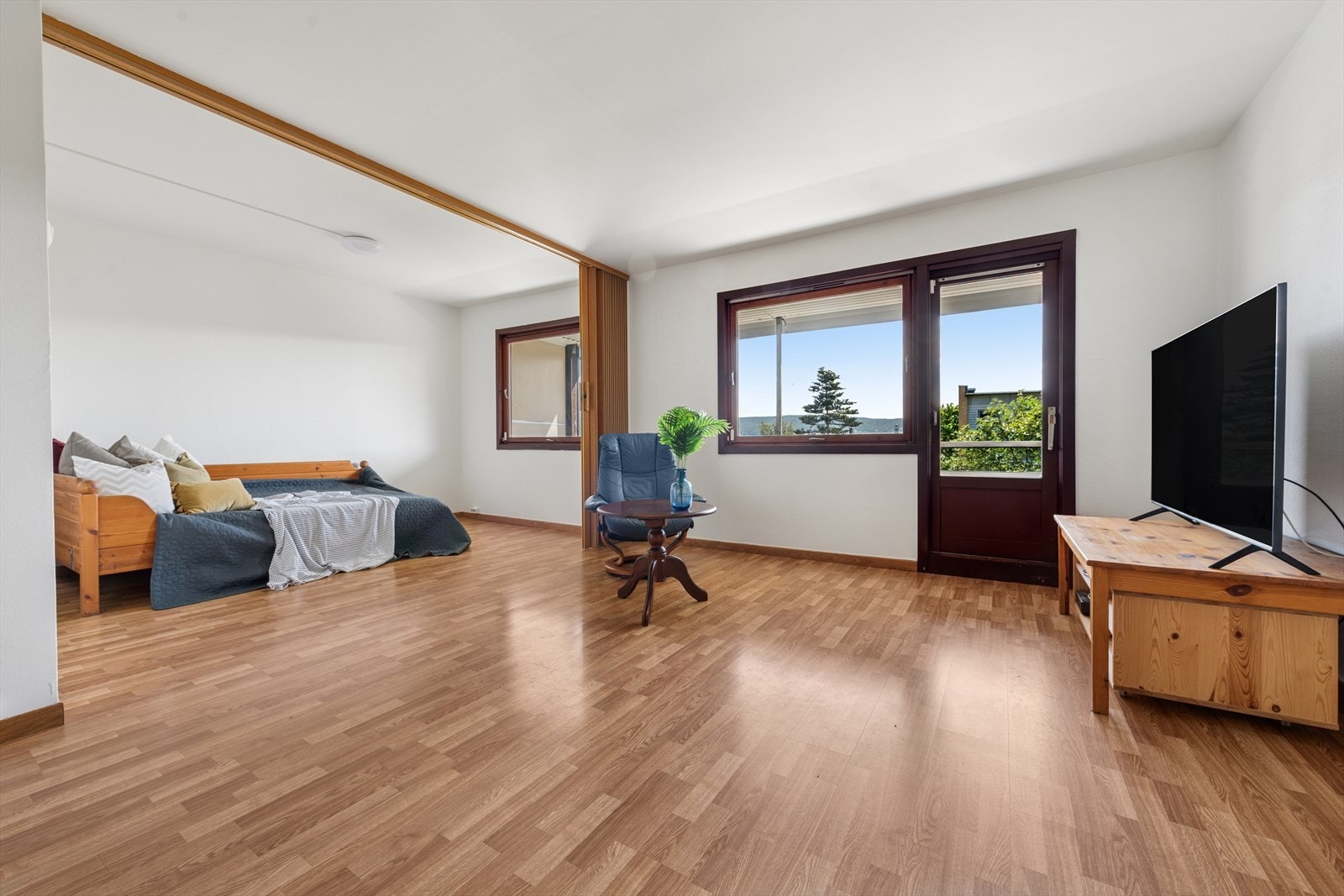 Skilleveggen i stuen kan foldes vekk dersom du ønsker en mer romslig stuefølelse. Galleribilde