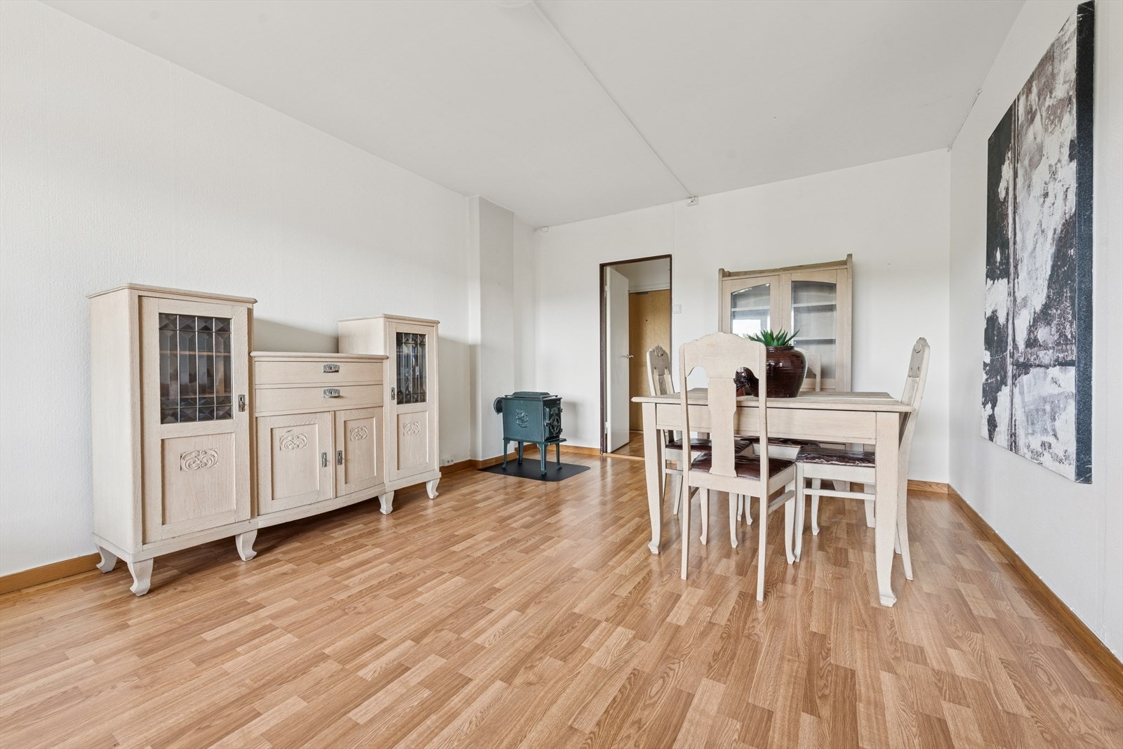 Leiligheten har elektrisk oppvarming samt mursteinspipe og vedovn i stue. Galleribilde