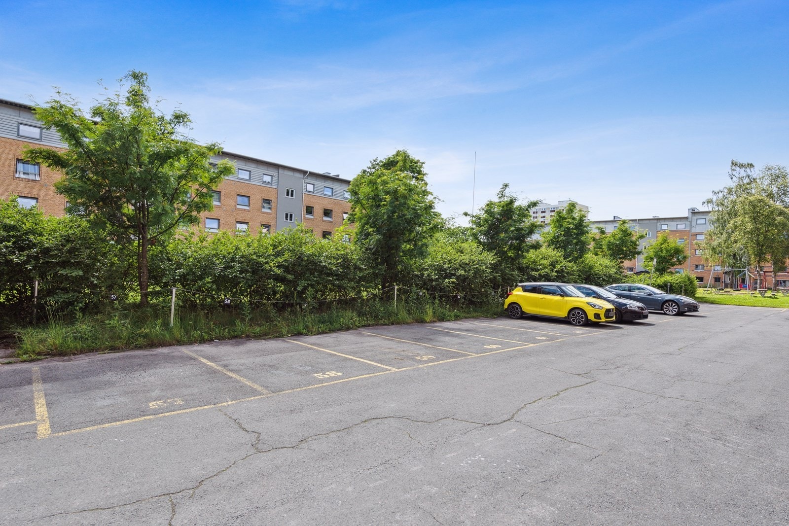 Det er mulighet for å leie parkeringsplass på sameiets fellesareal og i garasje. Galleribilde