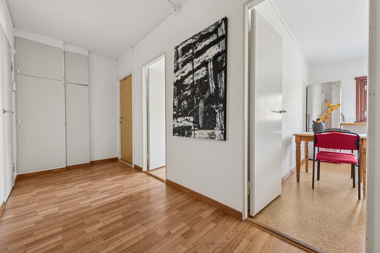 Entreen byr på god plass til å henge fra seg ytterklær og sko. Galleribilde