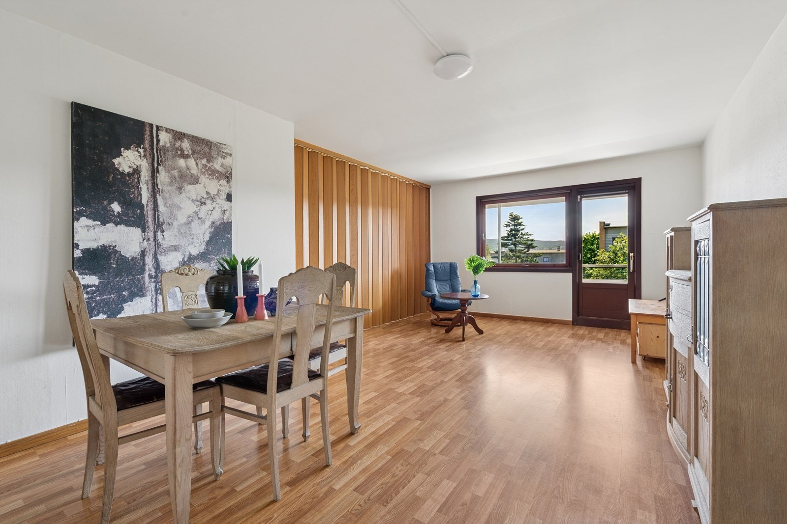 Dette er en 3-roms selveier leilighet med noe moderniseringsbehov men med den funksjonelle planløsningen danner det et godt grunnlag for å bli et moderne hjem. Galleribilde