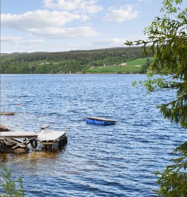 Bade mulighet og brygge rett på andre siden av vegen. Galleribilde