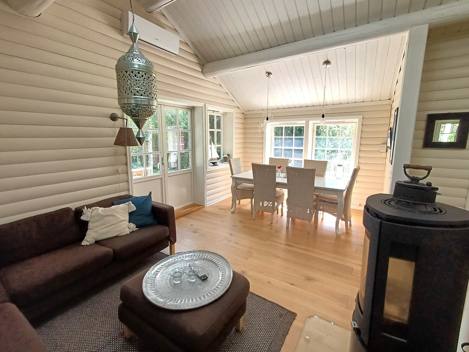 Flere vinduer i spisestuen som gir godt med lys. Galleribilde