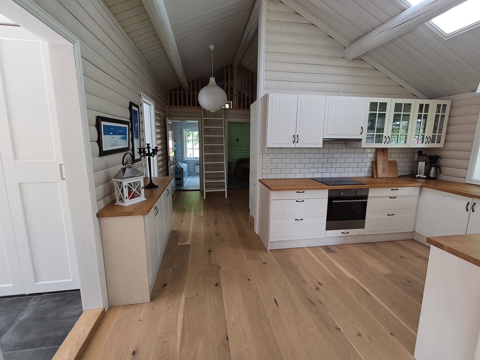 Hytta har hems med adkomst via stigetrapp i gangen. Galleribilde