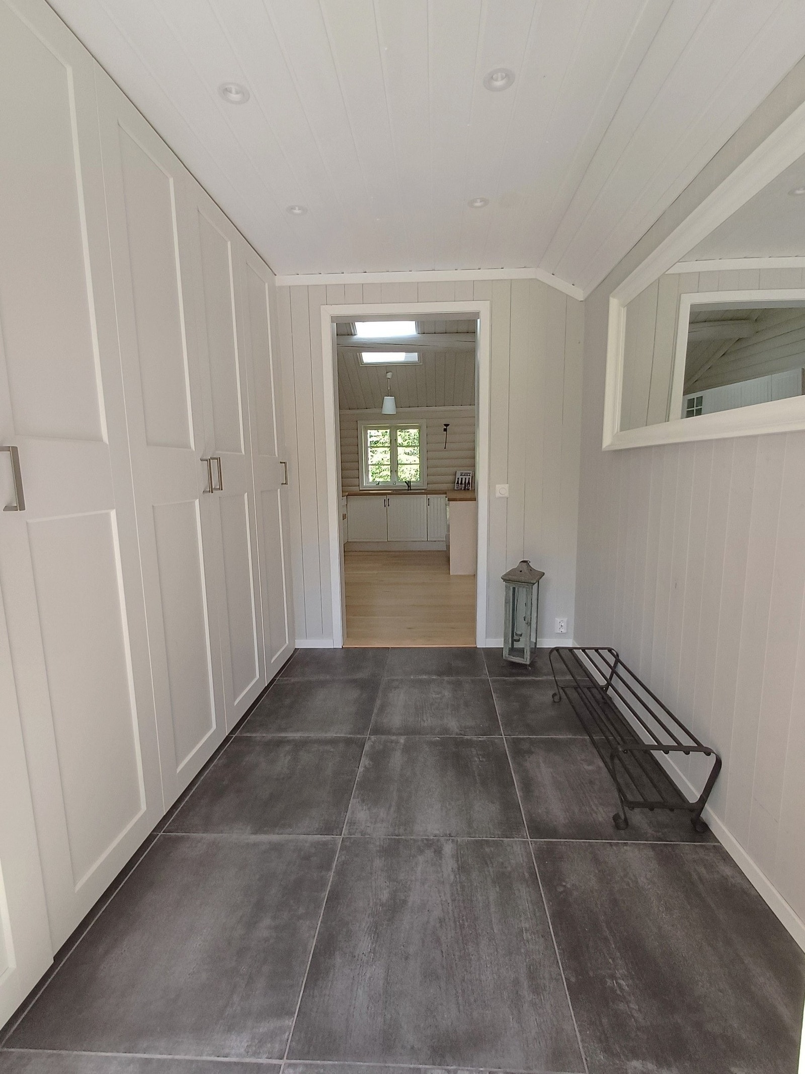 Velkommen! Stor gang med stort skap. Her får du plass til det meste av både vinter og sommer utstyr. Varmekabler i gulvet. Galleribilde