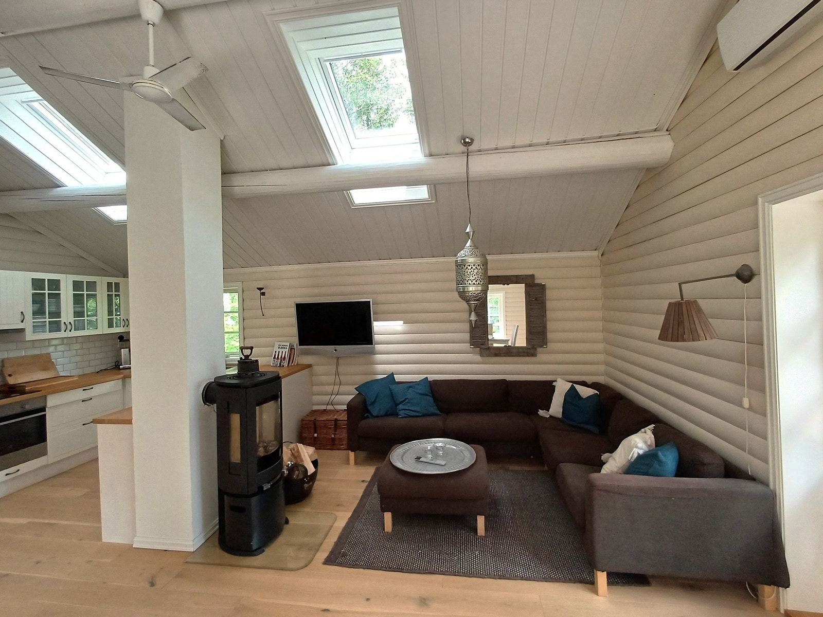 Soffa hjørne med peisovn. Peisen gir god og lun varme. Galleribilde