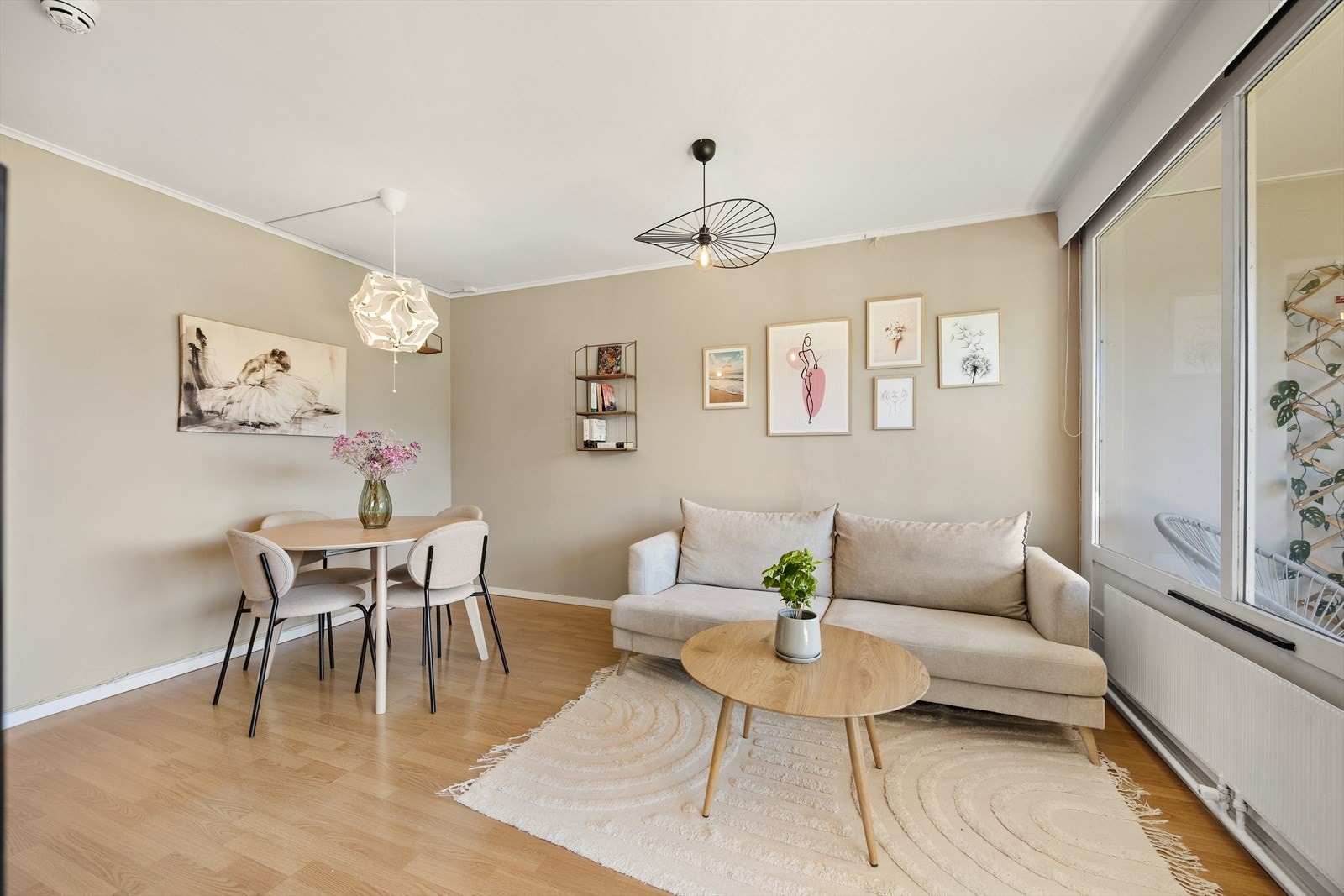 Det er godt med plass til en sofagruppe og spisegruppe.
I stuen er det også plass til en sovesone. Galleribilde
