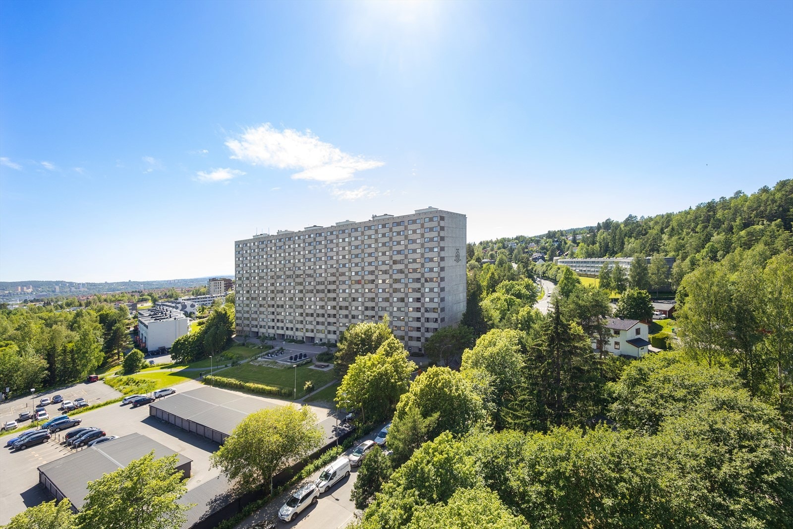 Trivelig altan med utsikt over byen Galleribilde