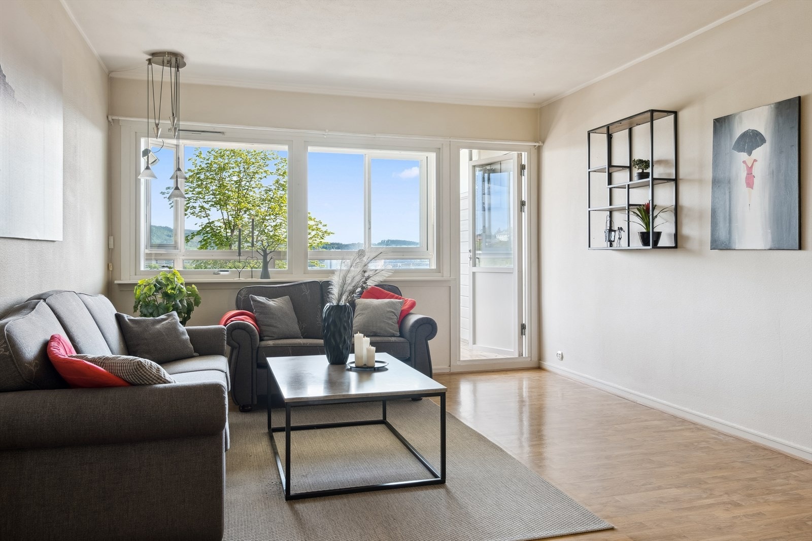 Stue med utgang til innglasset balkong. Galleribilde