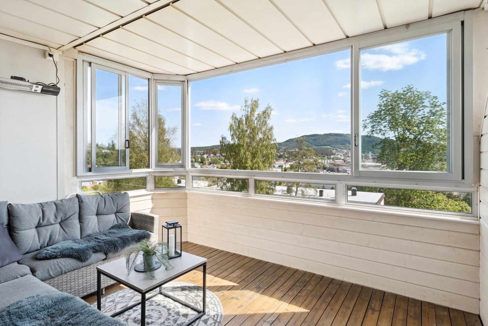 Terrasse med innglassing. Skyveprofiler som kan åpnes. Galleribilde