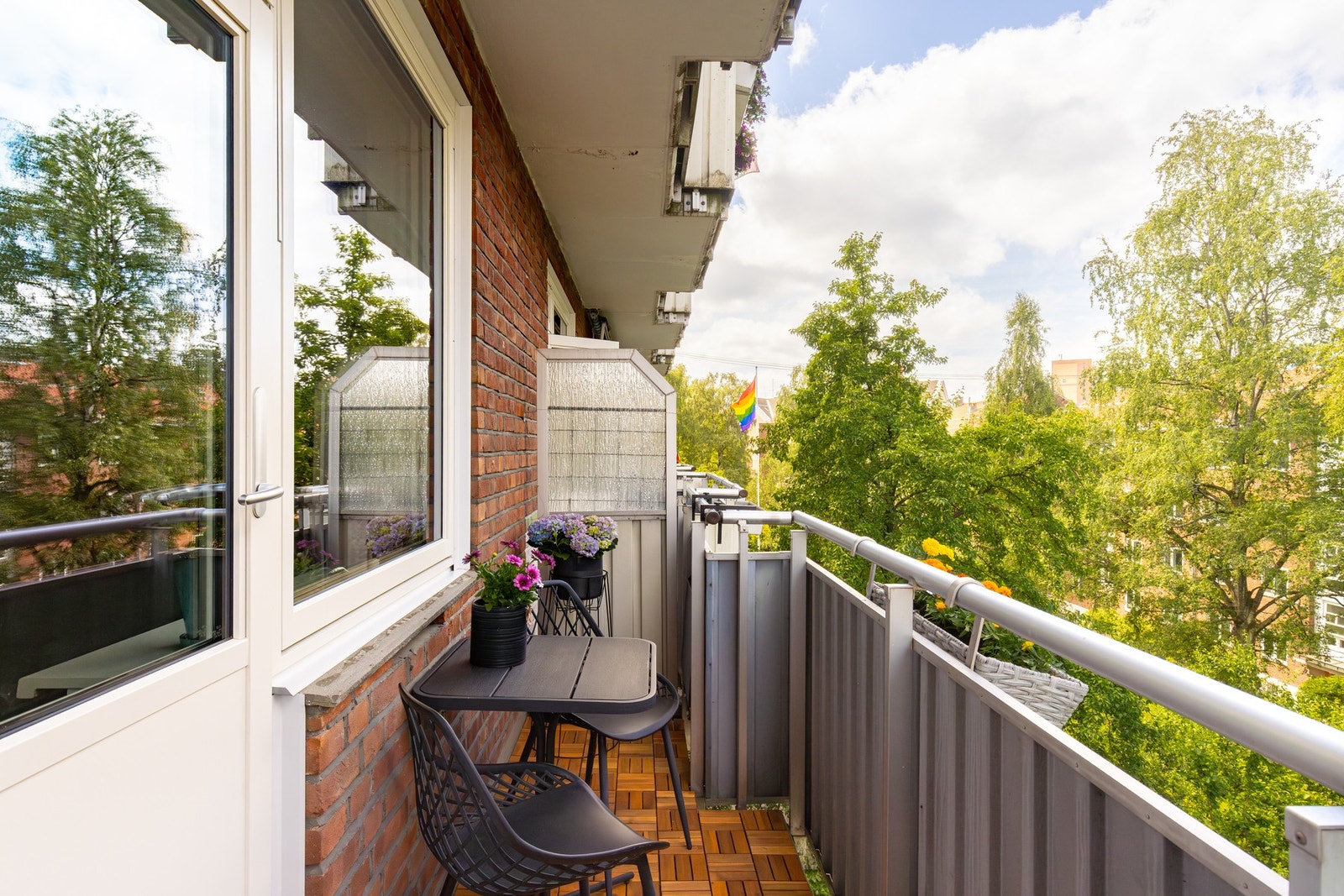 Den vestvendte plasseringen gir gode solforhold på ettermiddagen. På solfylte sommerdager dukker solen opp i 13-tiden og kan nytes til ca. kl.19 i følge selger. Galleribilde