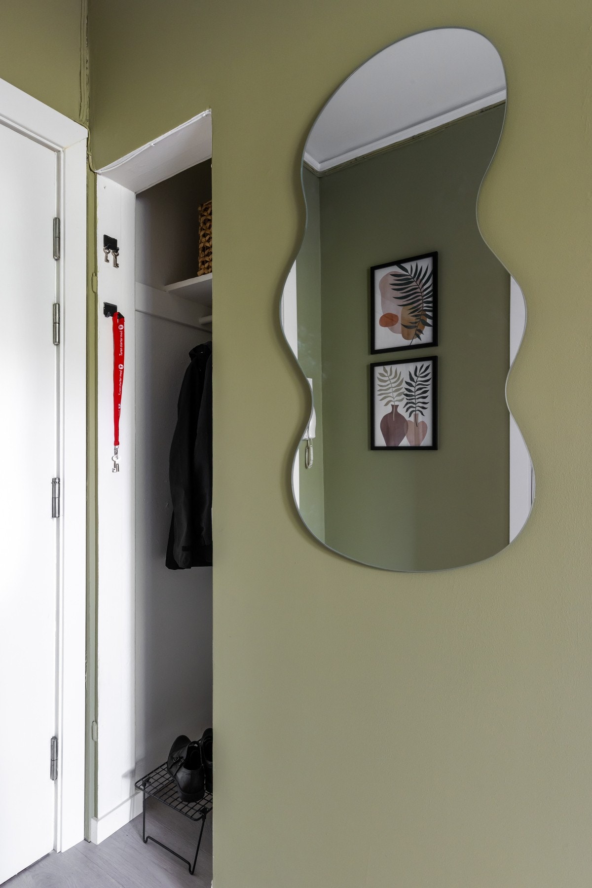 Rett ved entréen har man praktisk oppbevaring. Galleribilde