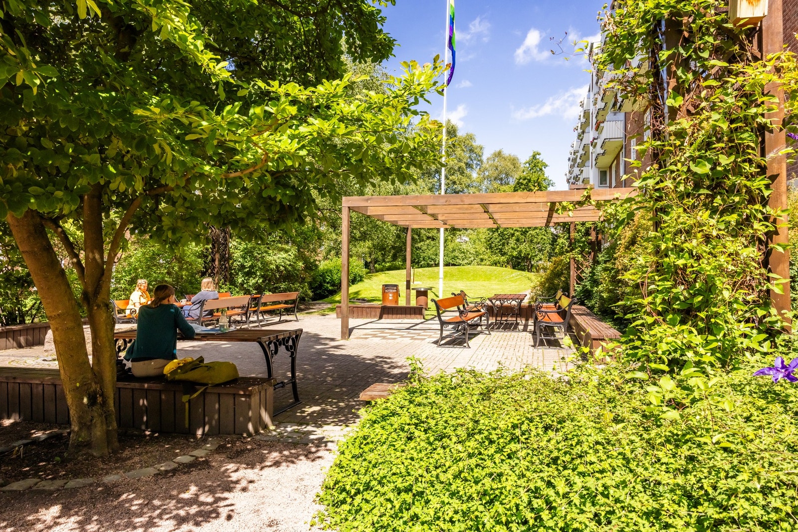 Fellesarealene er innbydende, med fine grøntområder, sittegrupper og grill til felles bruk. Galleribilde