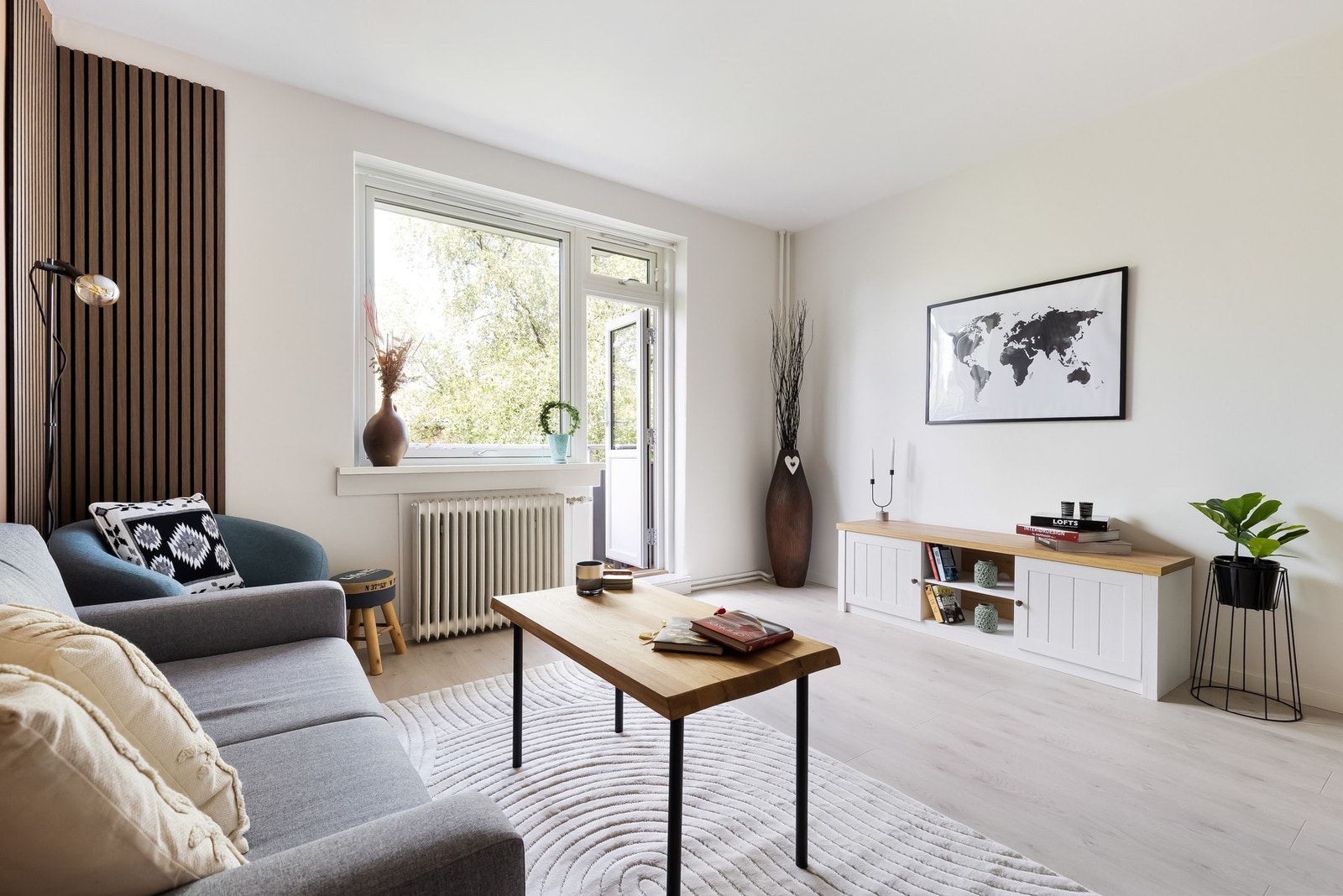 Stuen har god plass til sofa, salongbord og tilhørende møblement. Galleribilde