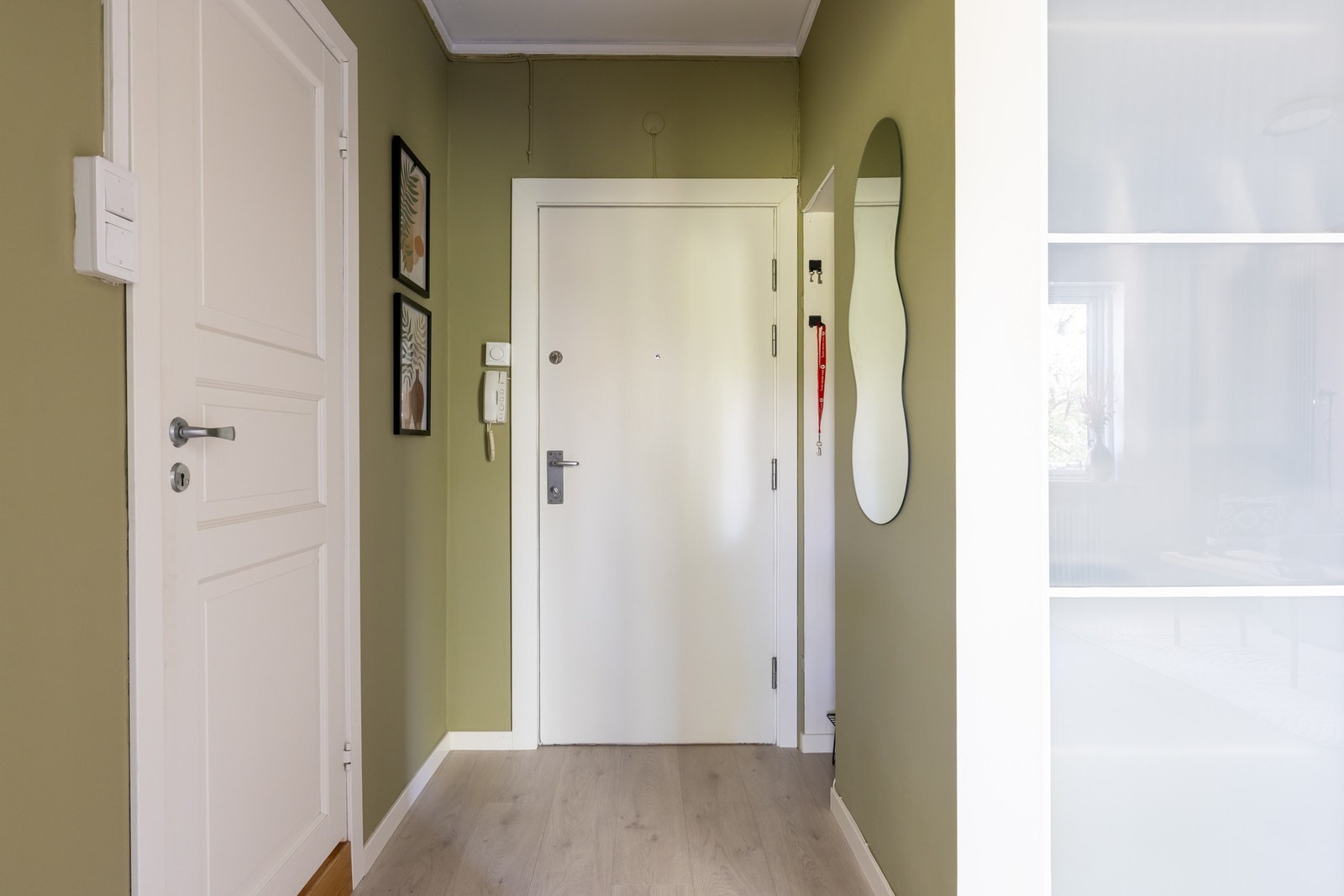 Man kommer inn til en lys og romslig entré med garderobeløsning. Galleribilde