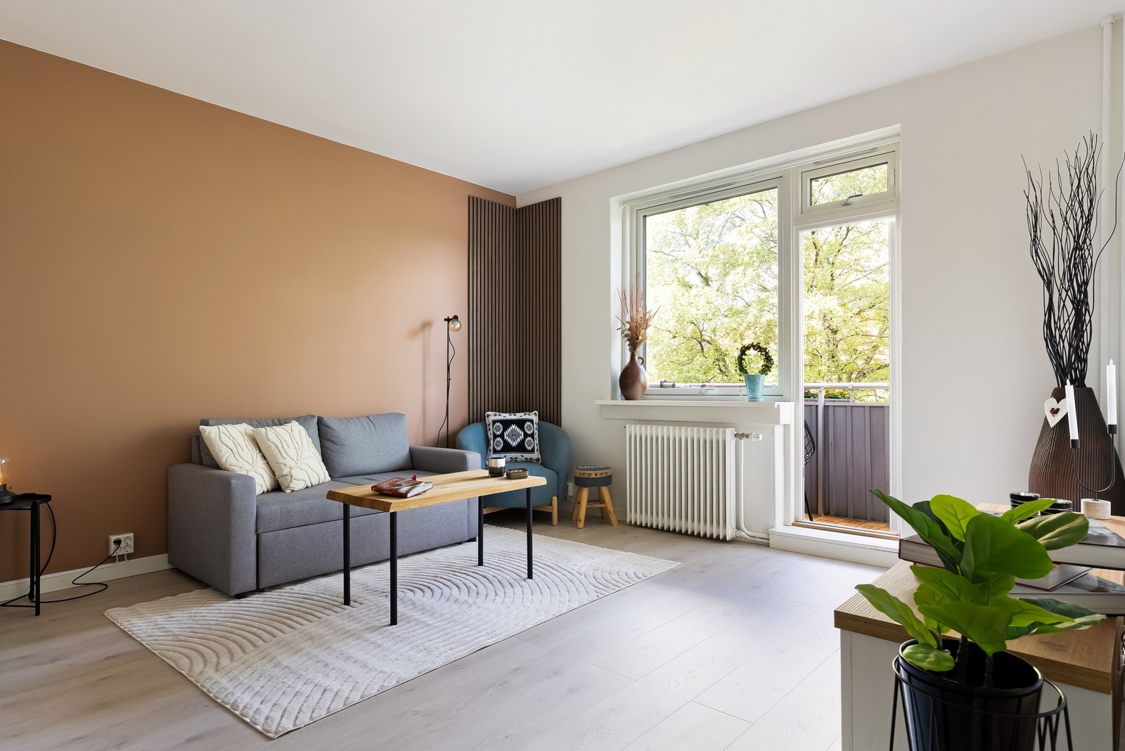 De store vindusflatene sørger for at det slipper inn rikelig med naturlig lys. Galleribilde