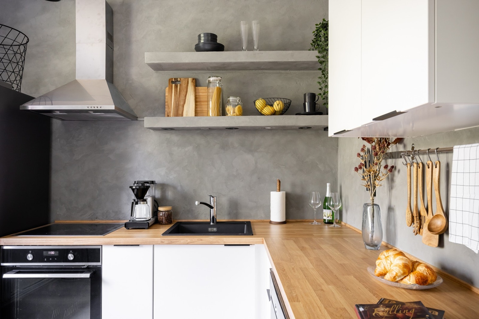 Kjøkkenet er godt utnyttet med mye skap- skuffer og benkeplass. Galleribilde