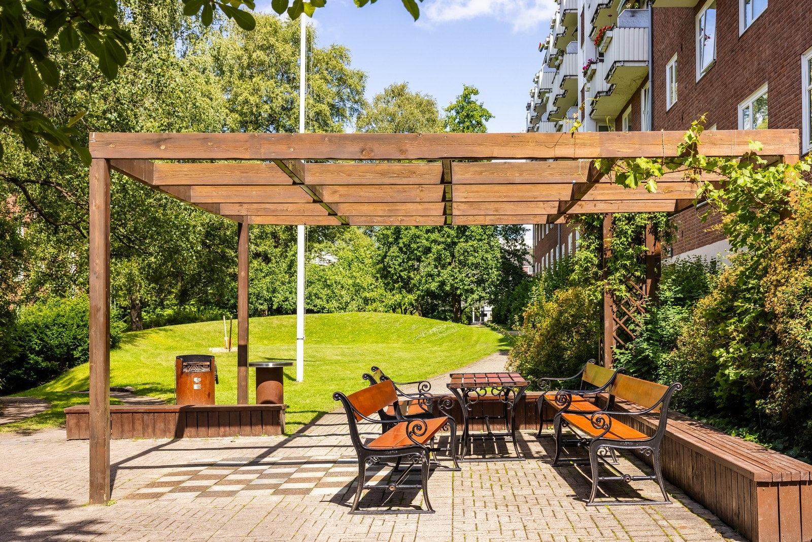 Her kan du nyte kaffekoppen i grønne omgivelser. Galleribilde