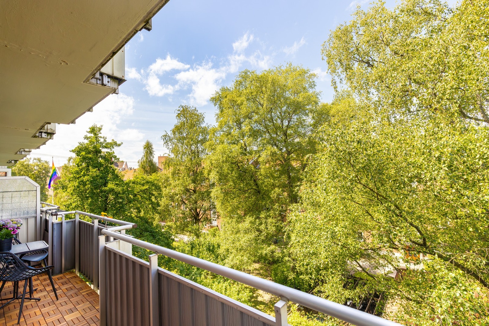 Her kan man nyte kveldssolen mens man hører fuglekvitter fra trærne. Galleribilde