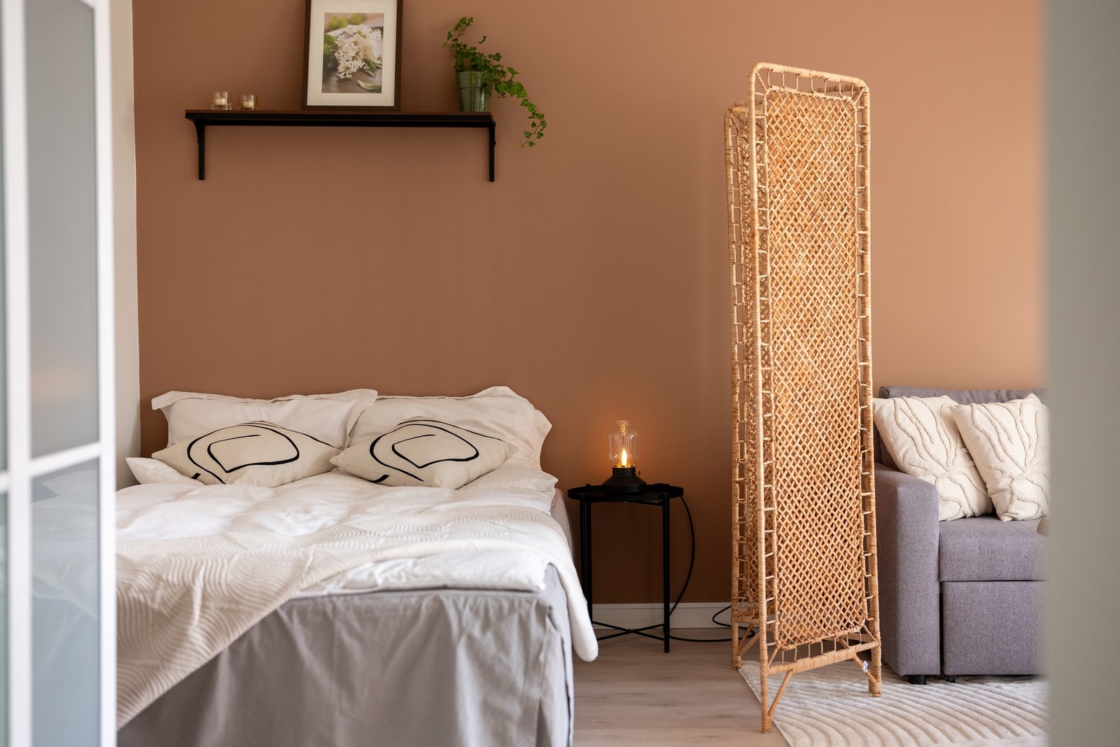 Med sin generøse størrelse er stuen velegnet for å skape både en sove- og oppholdssone. Galleribilde