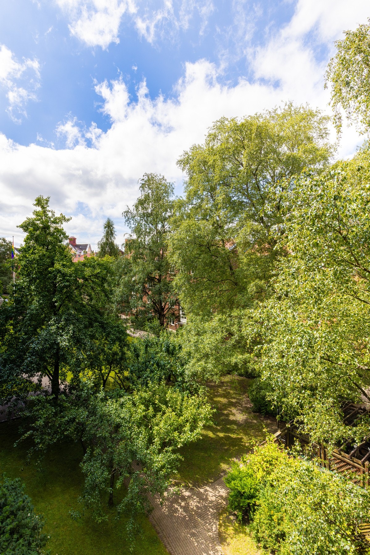 Balkongen gir et rolig og grønt utsyn mot de velstelte fellesområdene. Galleribilde