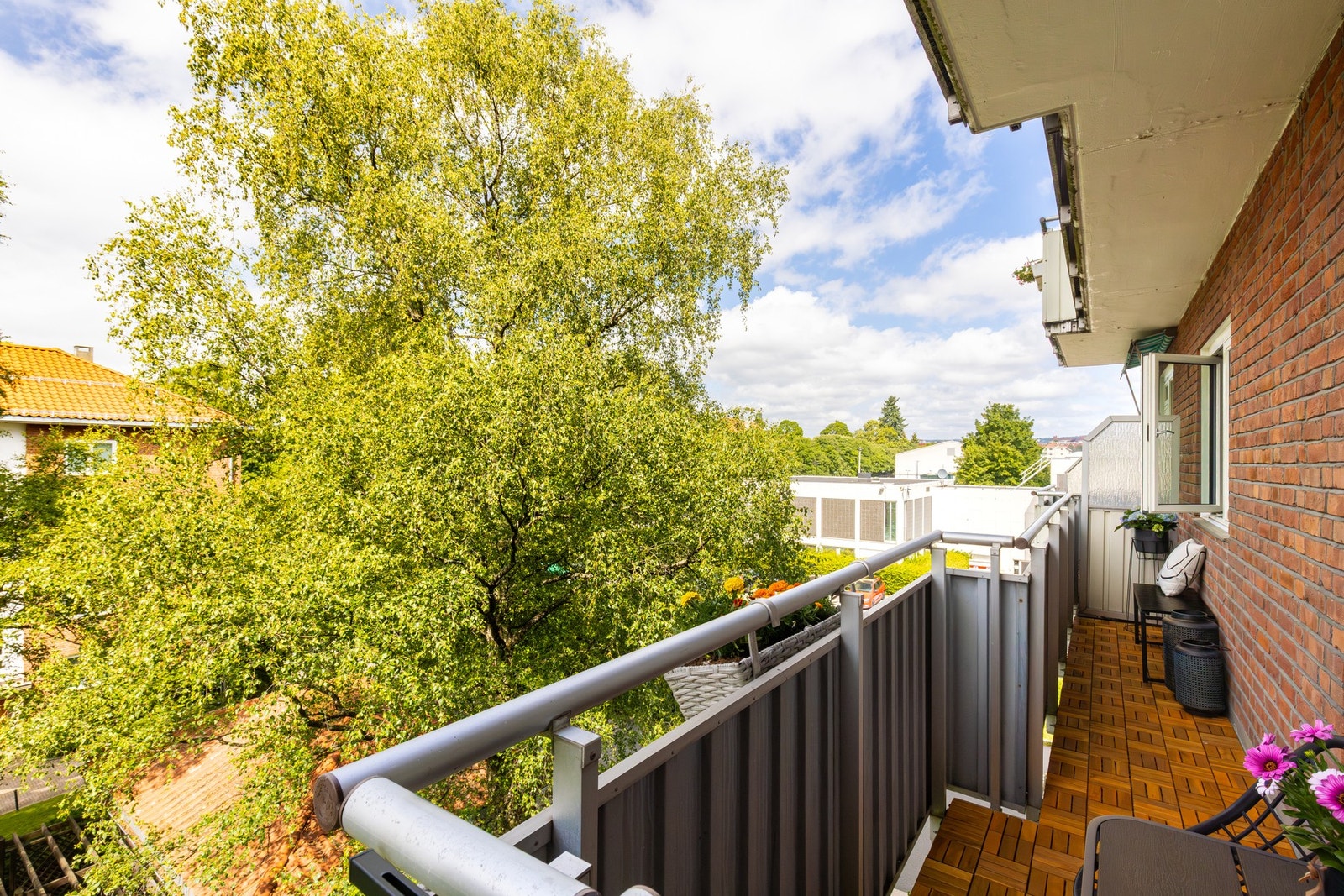 Balkongen er på 6 kvm og har plass til utemøbler. Galleribilde