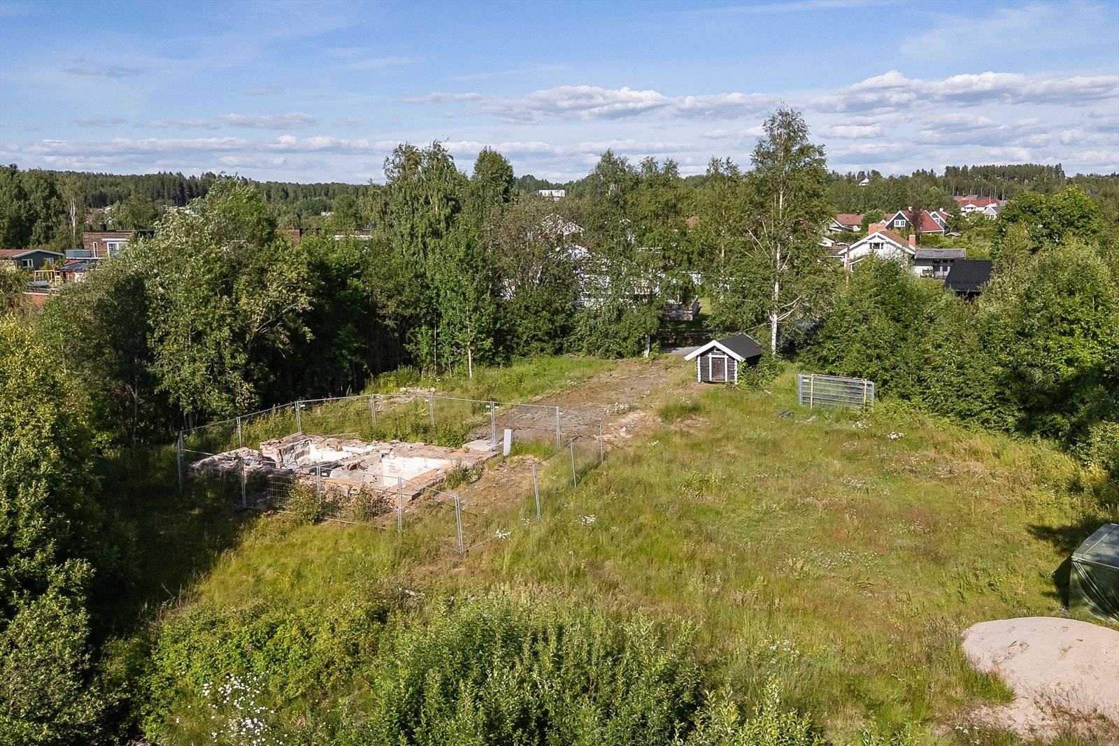Eiendommen ligger orientert mot sørvest og har nydelige solforhold. Galleribilde