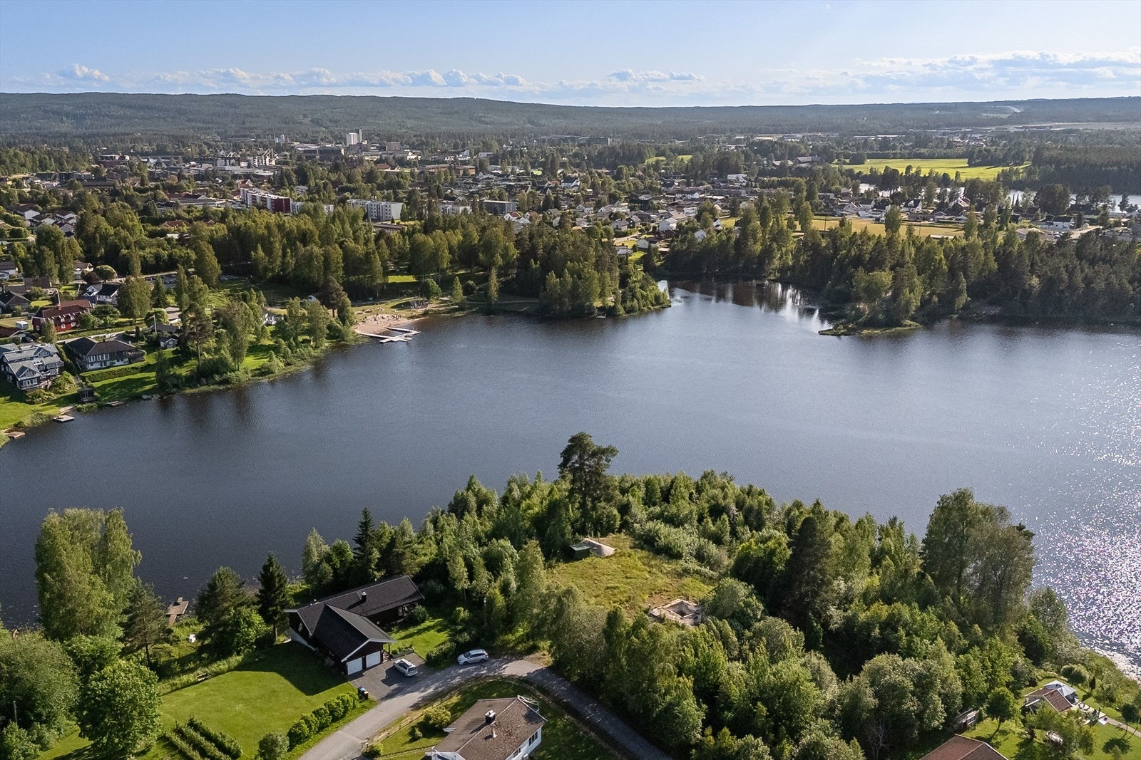 Fra eiendommen ser man rett over til den populære badeplassen ved Sagtjernet, som enkelt kan nås til fots eller på sykkel. Rundt Sagtjernet er det opparbeidet fine gang- og sykkelstier, flere badeplasser, tuftepark og turområder. Galleribilde