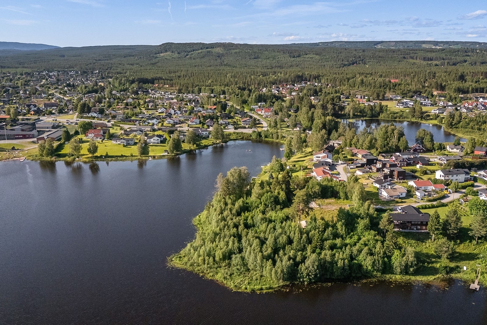 Eiendommen har kort vei til Søbakken skole, og flotte friområder i både umiddelbar nærhet samt i Stavåsen. Galleribilde