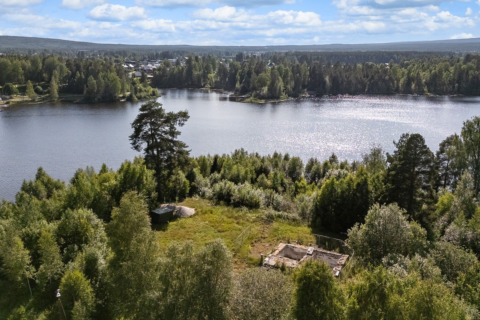 På eiendommen står det pr. i dag grunnmur etter et revet hus samt et uthus. Galleribilde