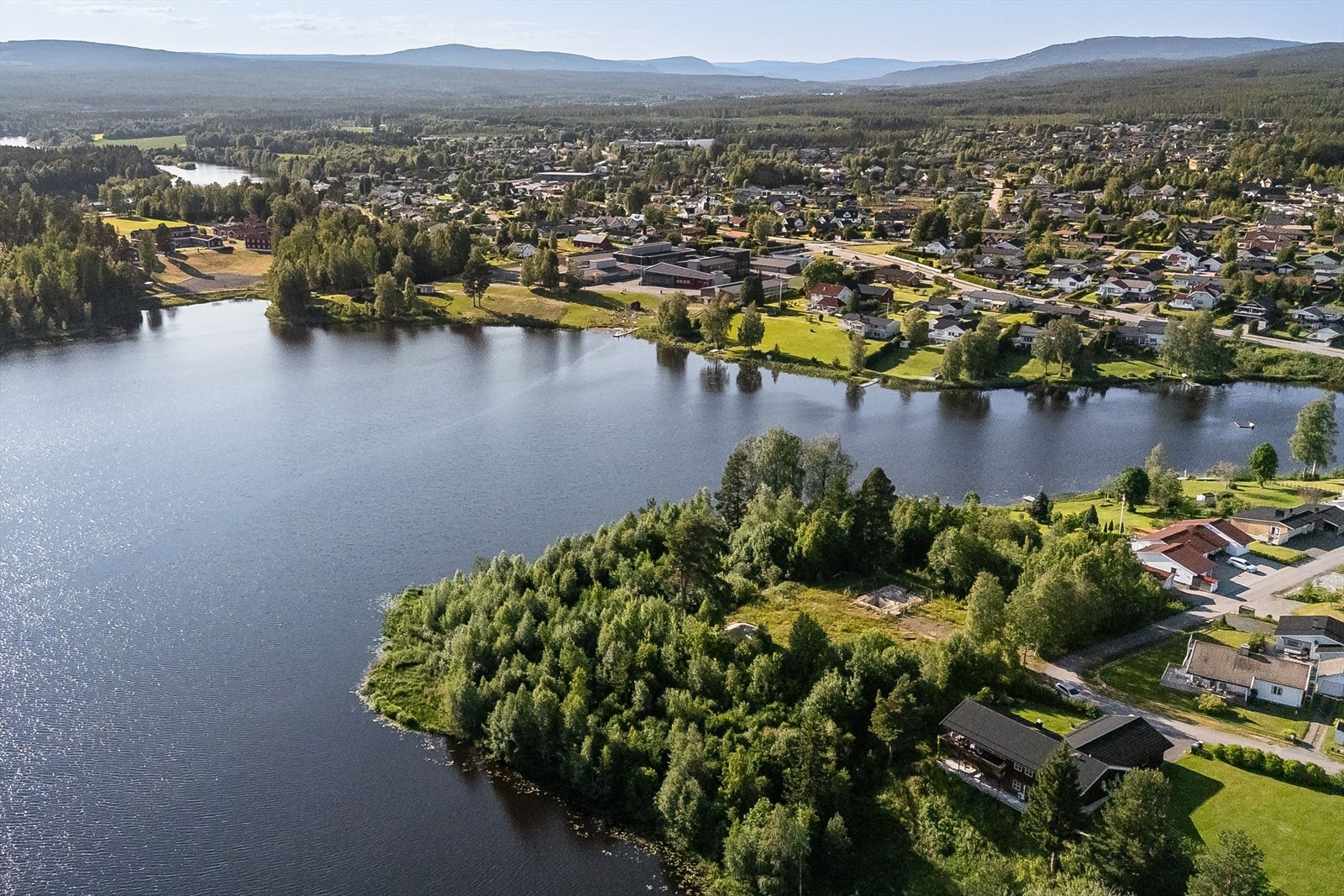 Velkommen til Søbakken, og denne unike, regulerte og store tomten i Tangnesvegen 14! Eiendommen er på hele 9,6 mål og byr på en av Elverums flotteste beliggenheter. Galleribilde