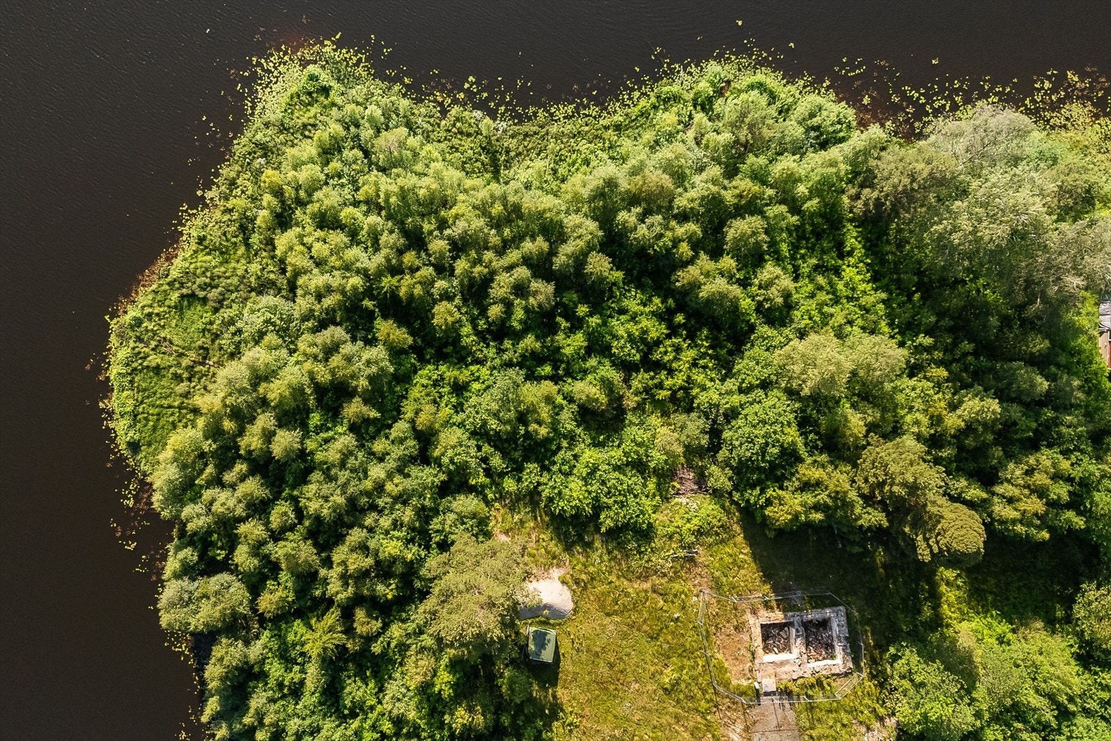 Eiendommen grenser til nabo mot nord og vest, og mot vannkanten ellers. En fantastisk mulighet for deg som enten vil bygge drømmeboligen på en særdeles flott tomt, eller om du ønsker å investere i eiendommen. Galleribilde