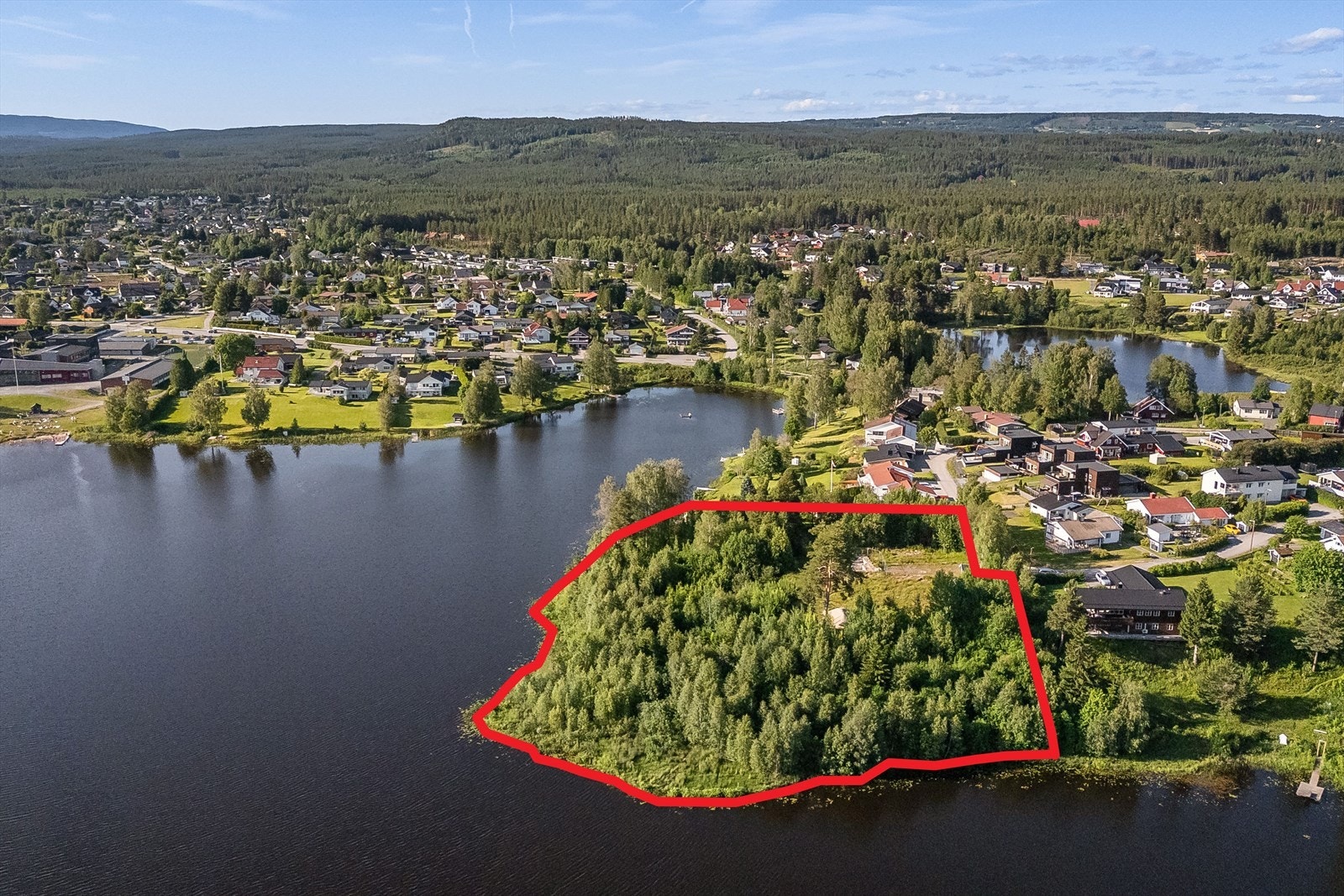 Tomten har en helt nydelig beliggenhet ved en av Elverums flotteste badeplasser- og turområder ved Sagtjernet. Tomten er regulert til boligbebyggelse, og det er iht. reguleringsplan mulig å bygge inntil 8 enheter i form av eneboliger eller tomannsboliger. Galleribilde