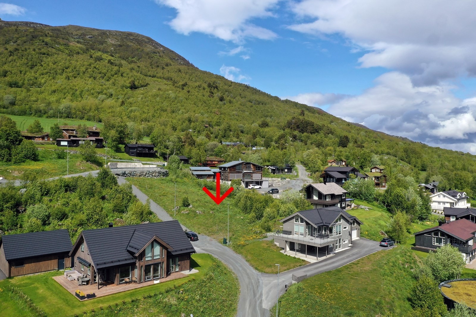 Tomten er i hovedsak hellende mot sørvest Galleribilde