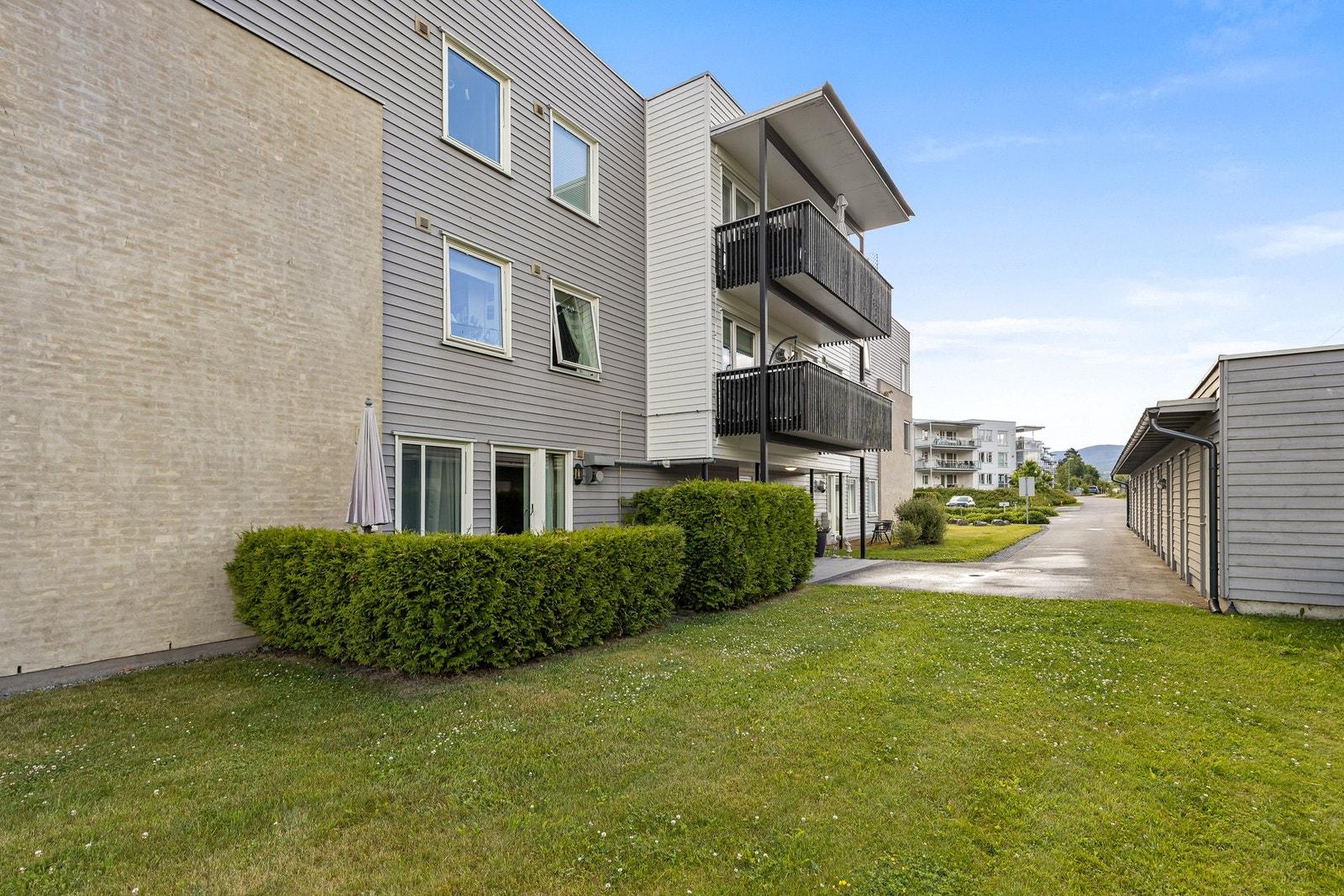 Leiligheten har utgang til en skjermet og privat uteområde. Galleribilde