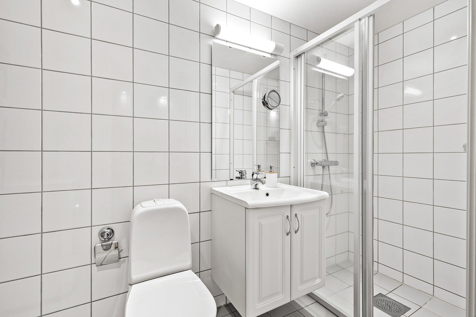 Pent baderom med varmekabler i gulv. Forholdsvis stor dusjnisje. Galleribilde