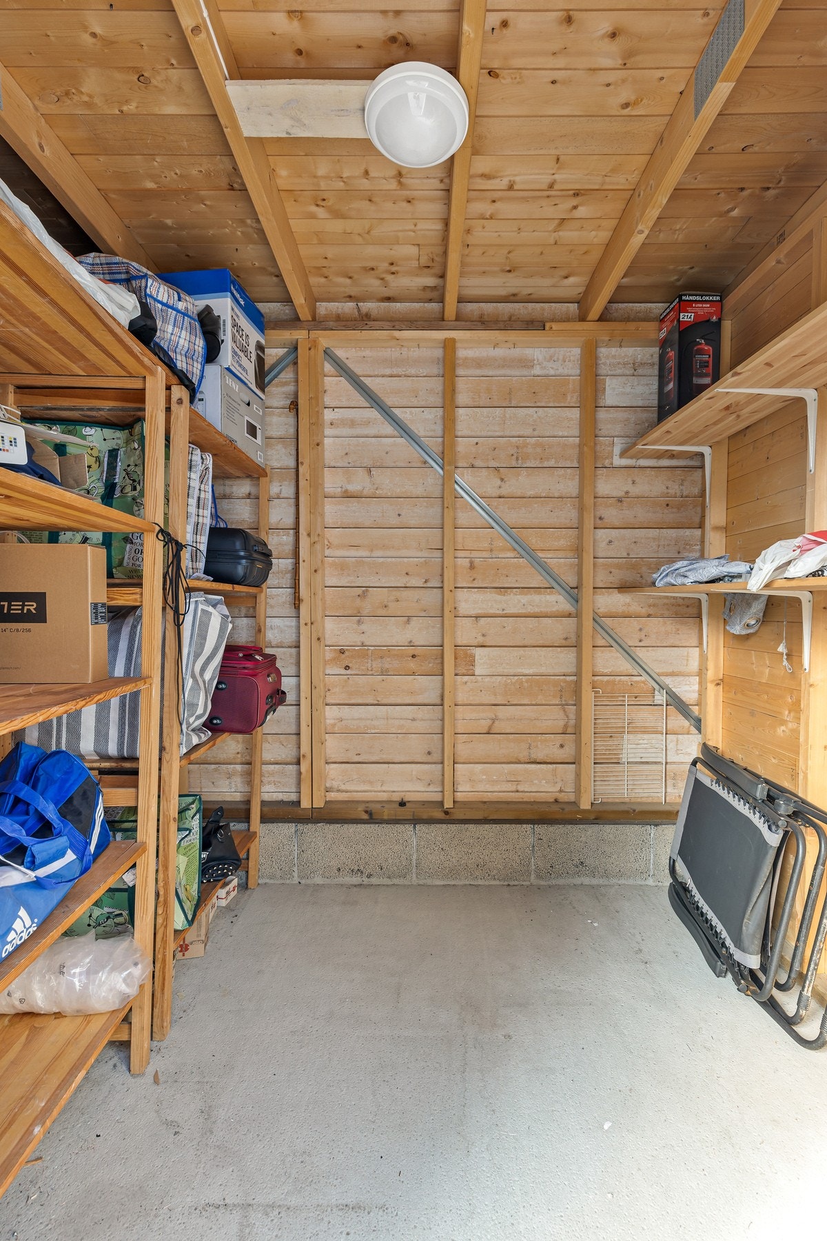 Romslig bod med praktisk oppbevaringsplass Galleribilde