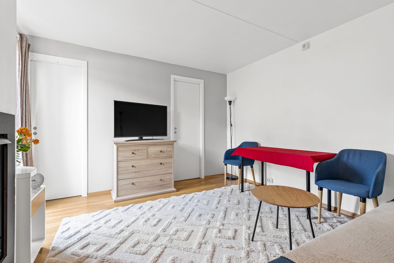 Stuen oppleves lys, oppvarming via praktisk gasspeis. Galleribilde